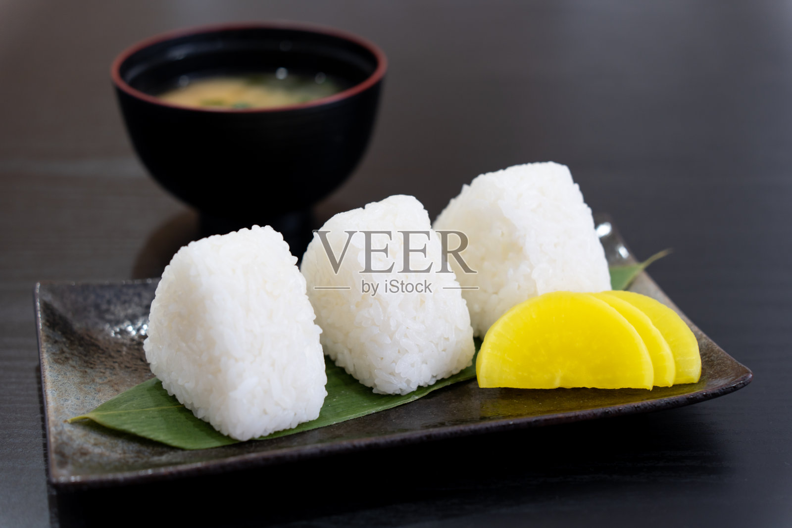 早餐吃饭团和味增汤照片摄影图片