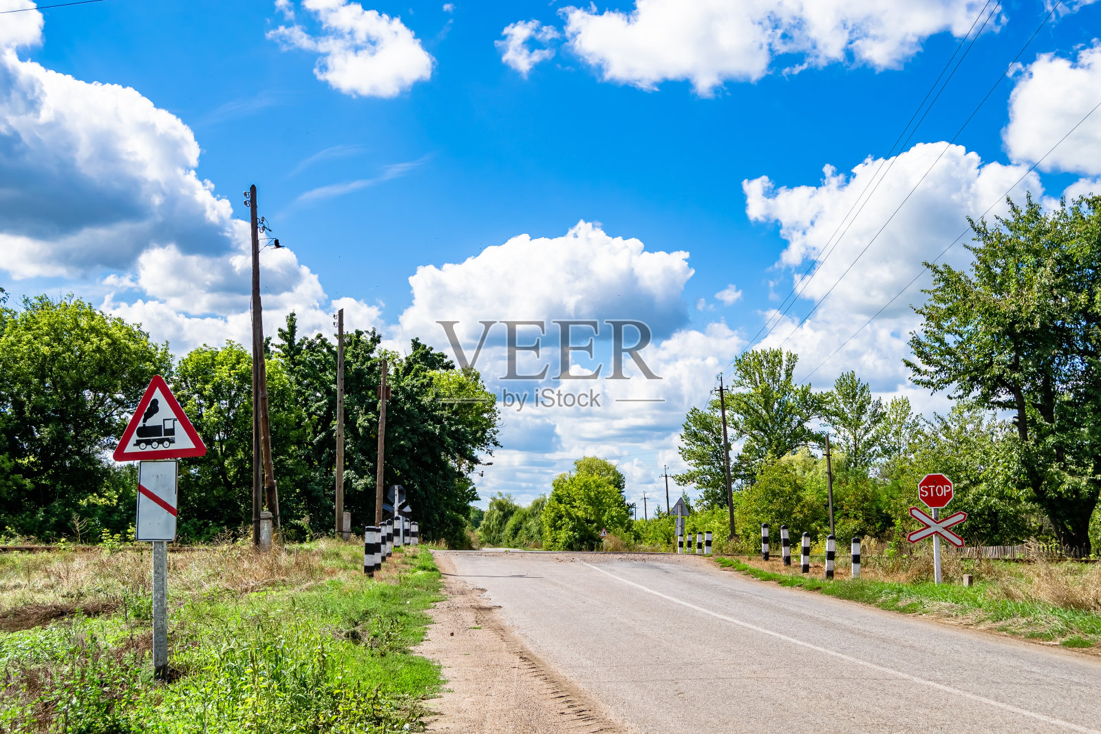 在铁路上经过火车后拍摄主题铁路轨道照片摄影图片