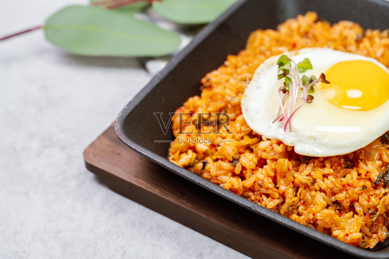 韩国泡菜炒饭:用切碎的泡菜炒的米饭。牛肉、猪肉、洋葱、青葱和其他蔬菜可以根据口味加入。照片摄影图片