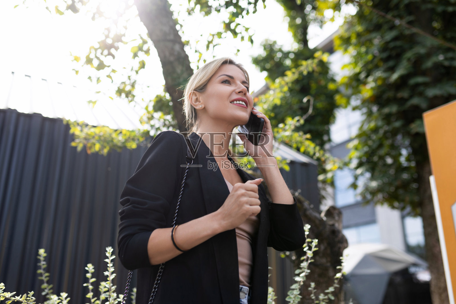 年轻自信的女人打电话底部视图照片摄影图片