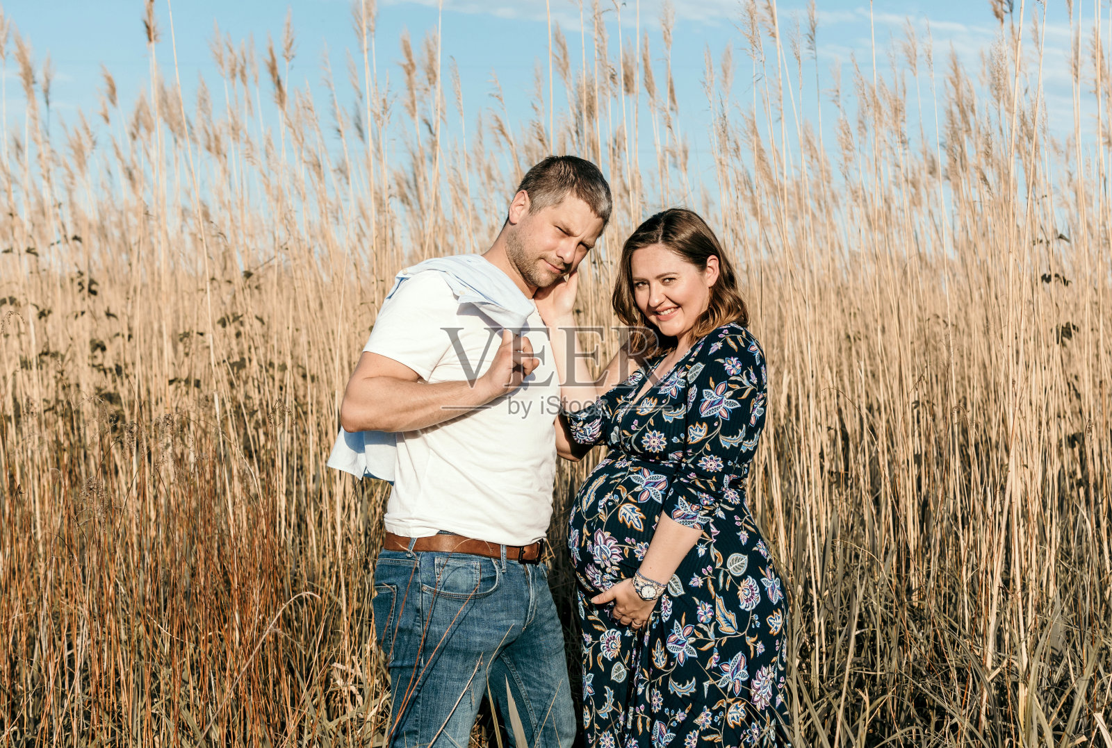 一对年轻漂亮的夫妇要生孩子了。户外照片,快乐的父母在外地。照片摄影图片