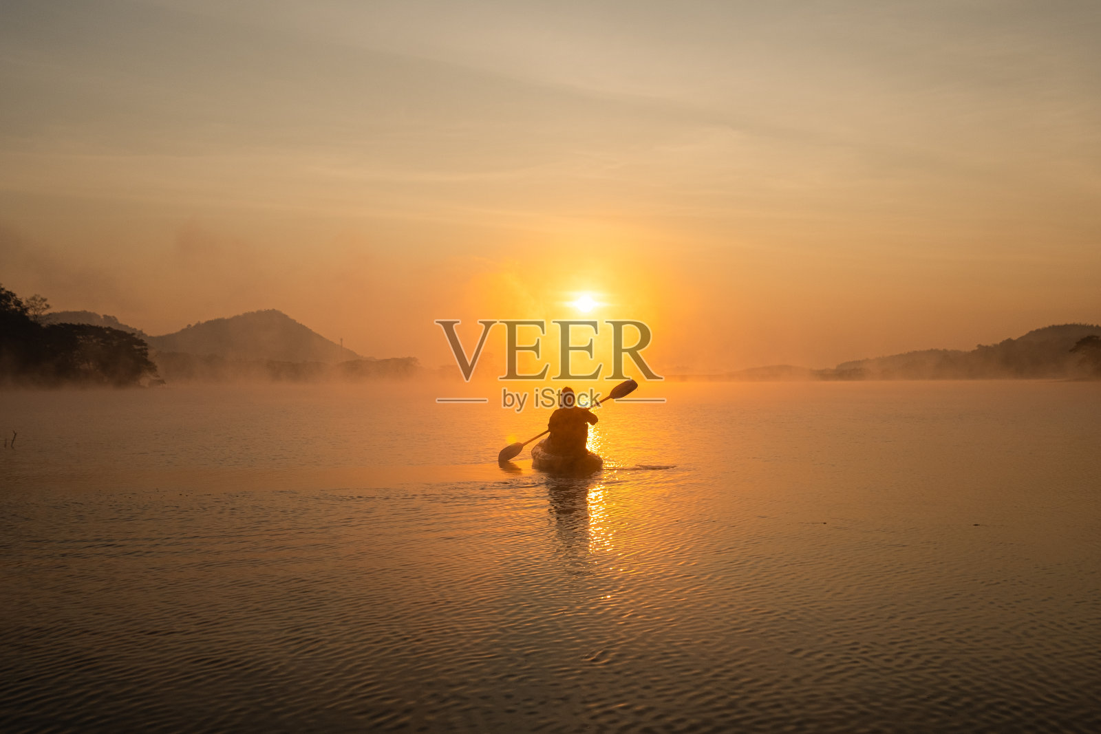 2023年1月21日,泰国勒伊怀南满水库Harirak森林公园,日出时在水库上划皮艇的妇女照片摄影图片