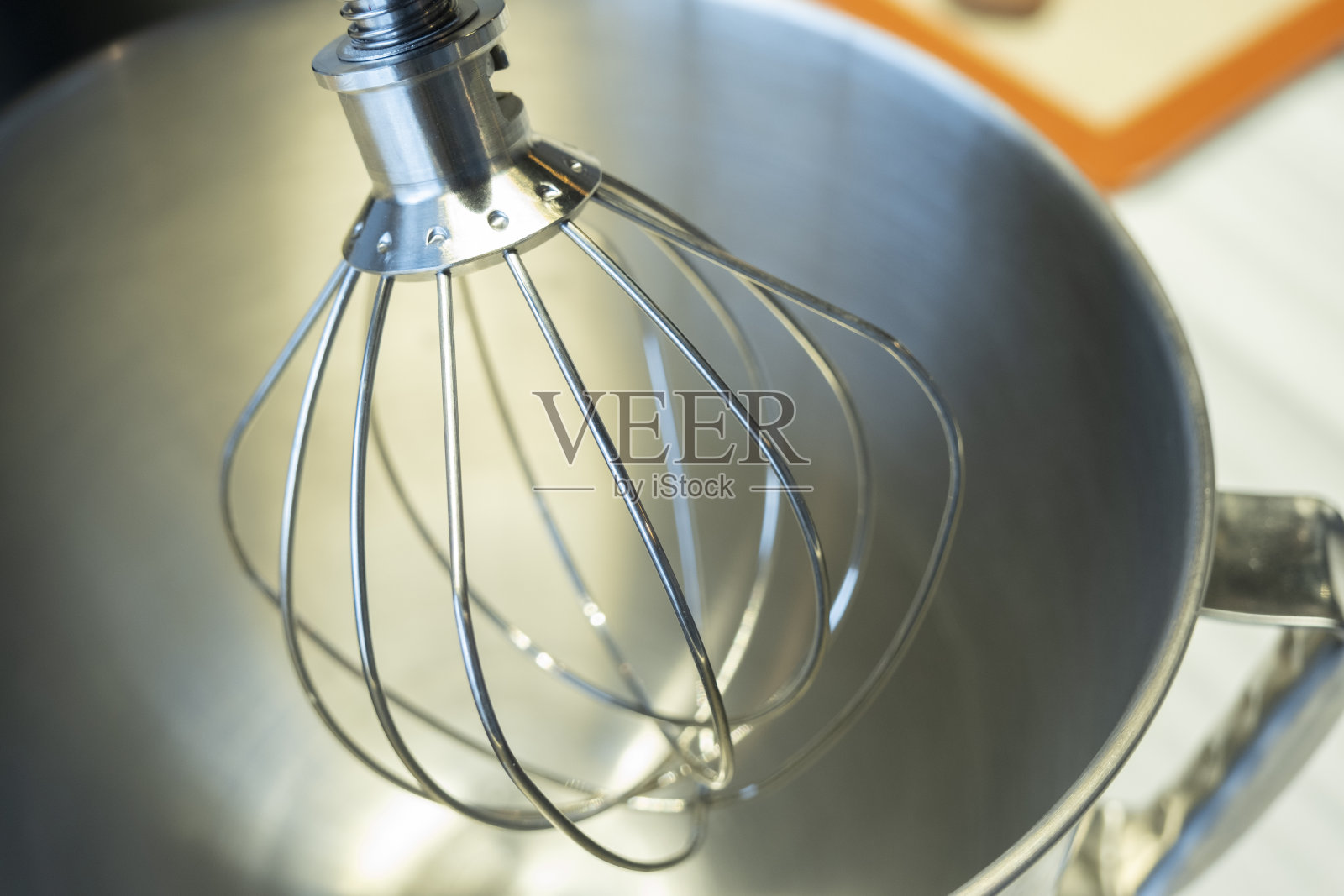 专业的钢制电动搅拌机用于餐厅厨房的蛋糕、巧克力、奶油搅拌。照片摄影图片