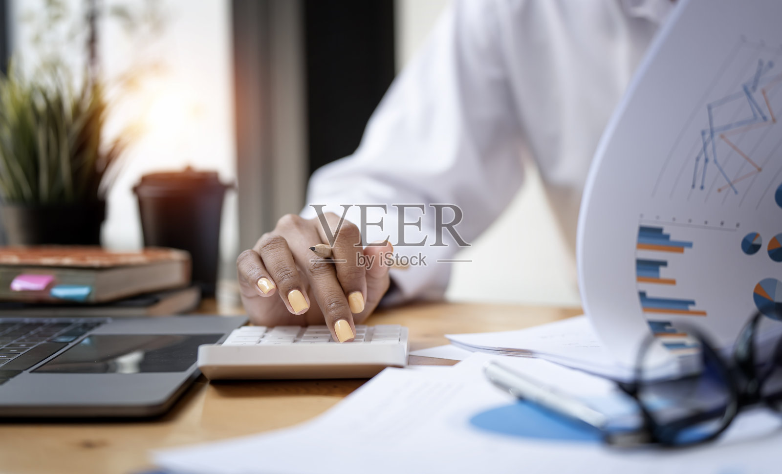 非洲女会计师或银行家正在计算。储蓄,财务和经济概念。照片摄影图片