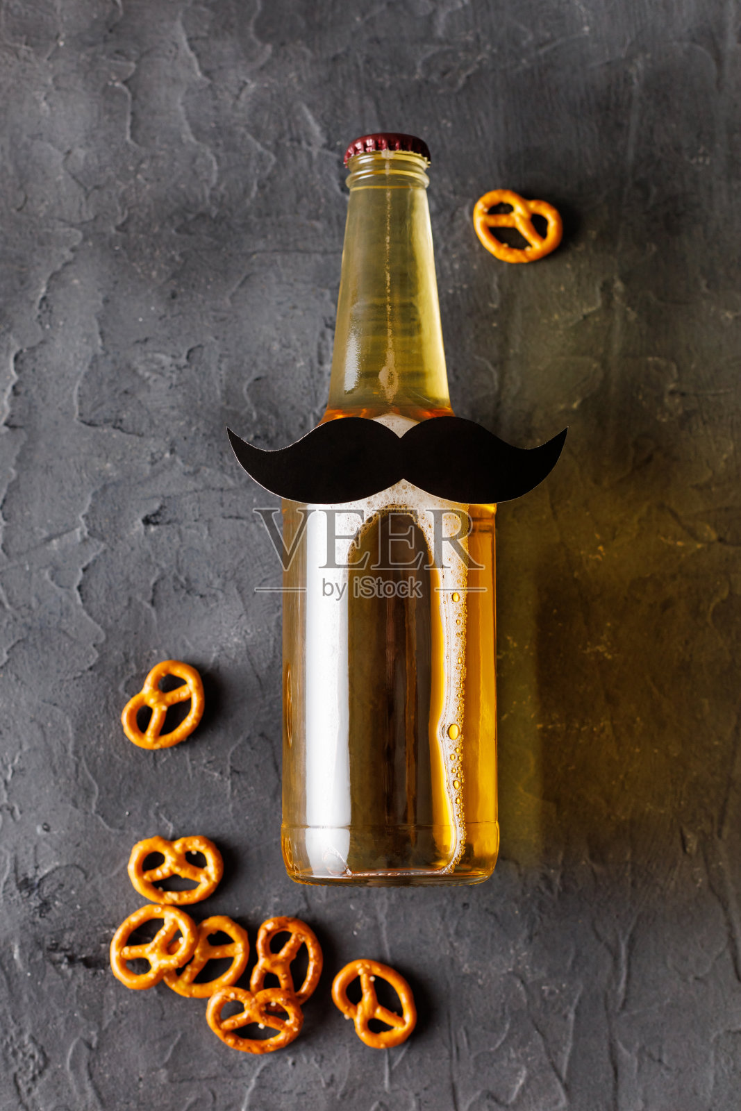 一瓶啤酒和小胡子。十一月。父亲节概念,单身派对。照片摄影图片