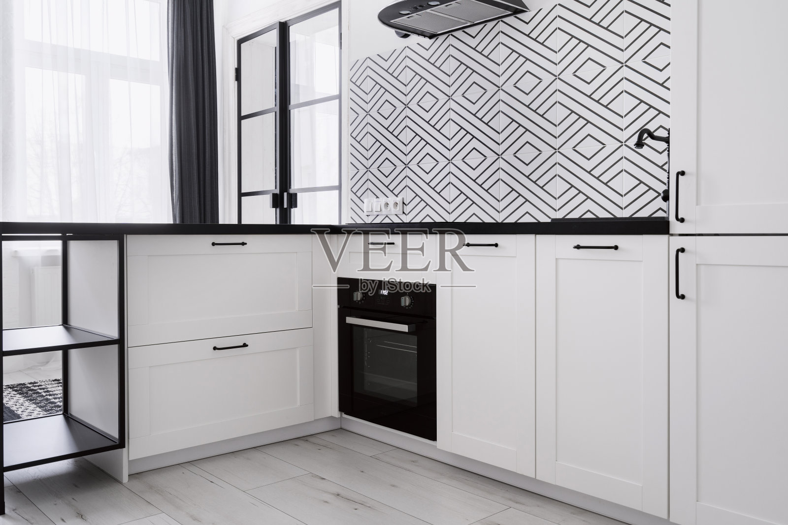 当代家具和家用电器在家庭厨房照片摄影图片