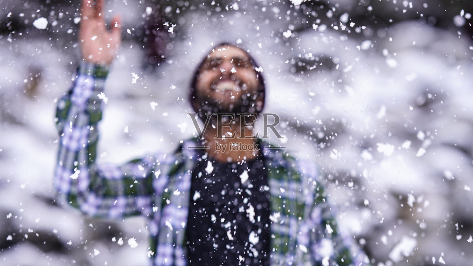 印度男孩在冬天下雪的时候玩雪照片摄影图片
