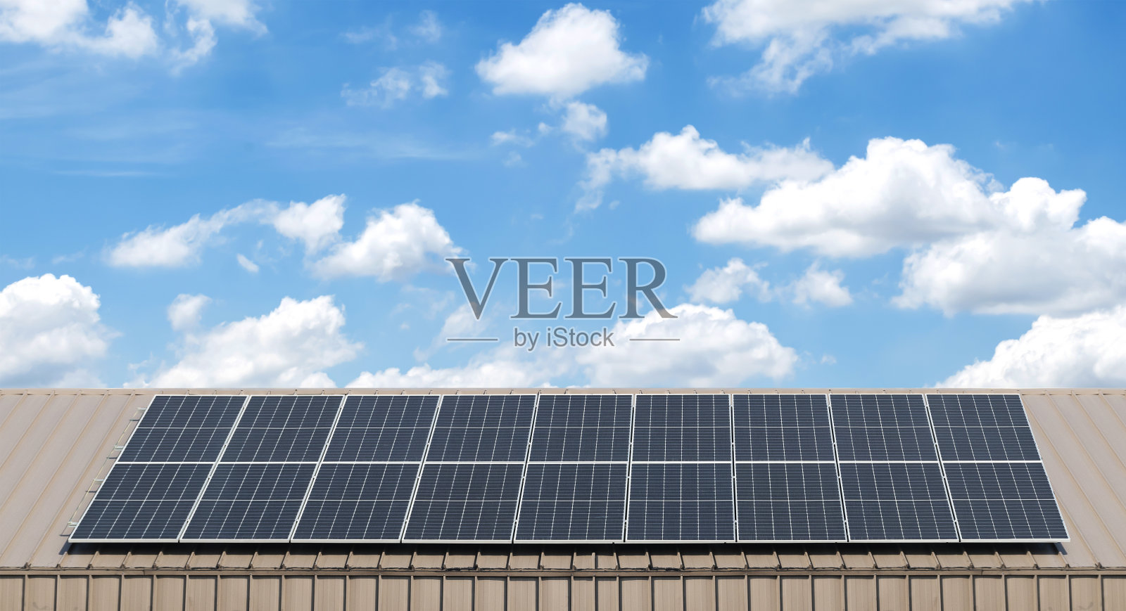 屋顶上的太阳能电池板与蓝天和云的背景照片摄影图片