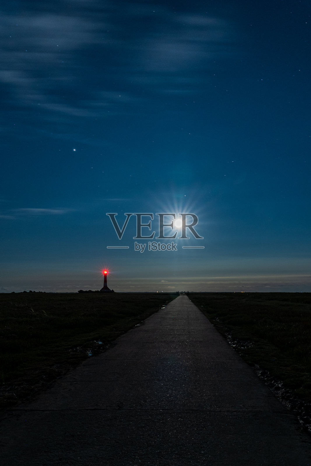 垂直拍摄的码头通往大海,天空中有一颗闪亮的星星照片摄影图片