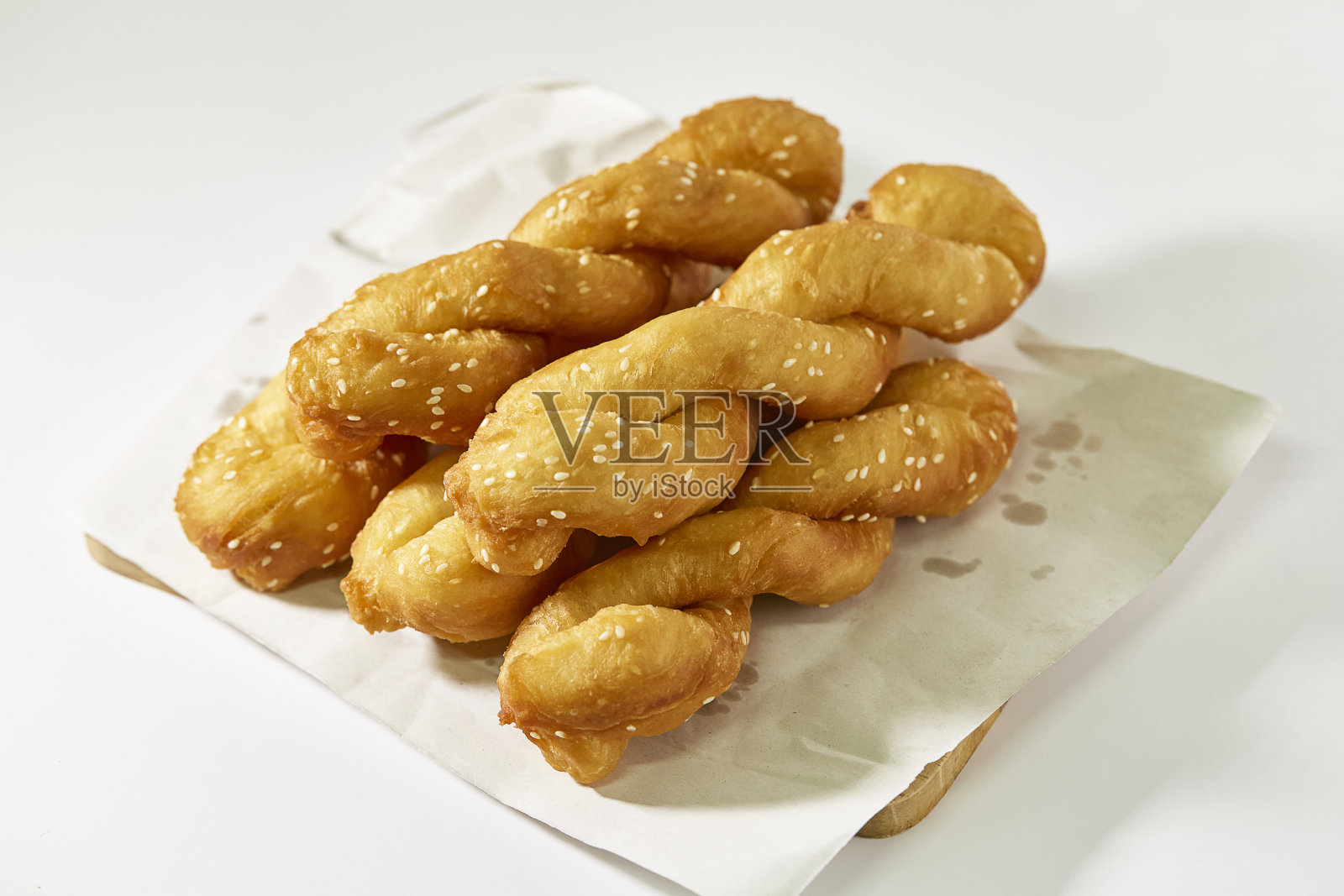 白芝麻螺旋油条(Patongo)亚洲人早餐喜欢吃的食物。受欢迎的街头小吃。照片摄影图片