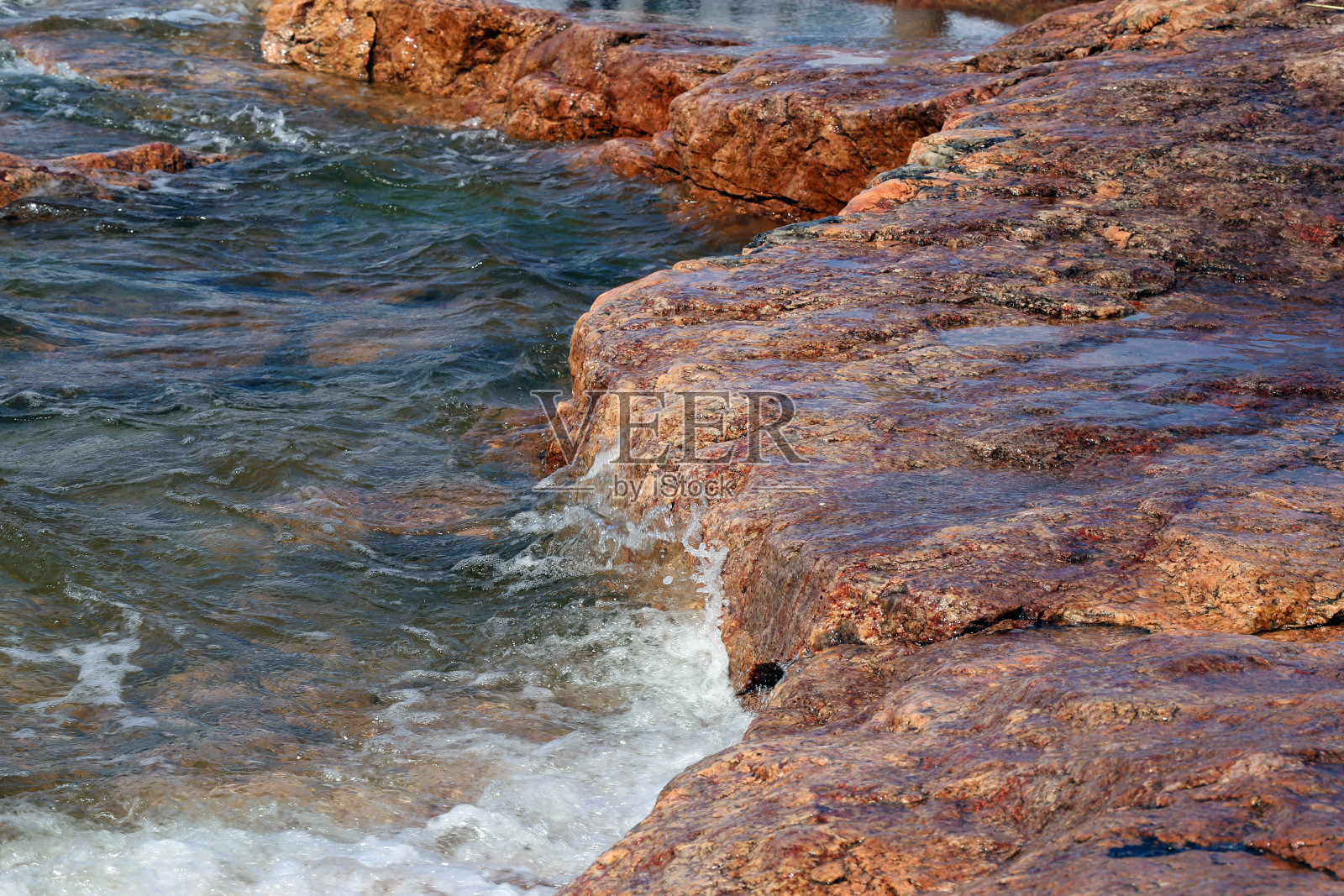在芬兰赫尔辛基的Eiranranta,海浪撞击岩石照片摄影图片