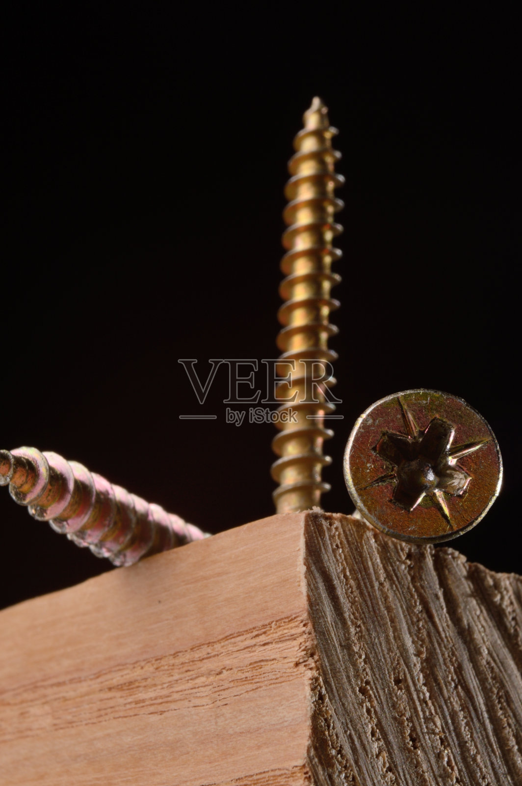 木板背景上的自攻螺丝。特写镜头。照片摄影图片
