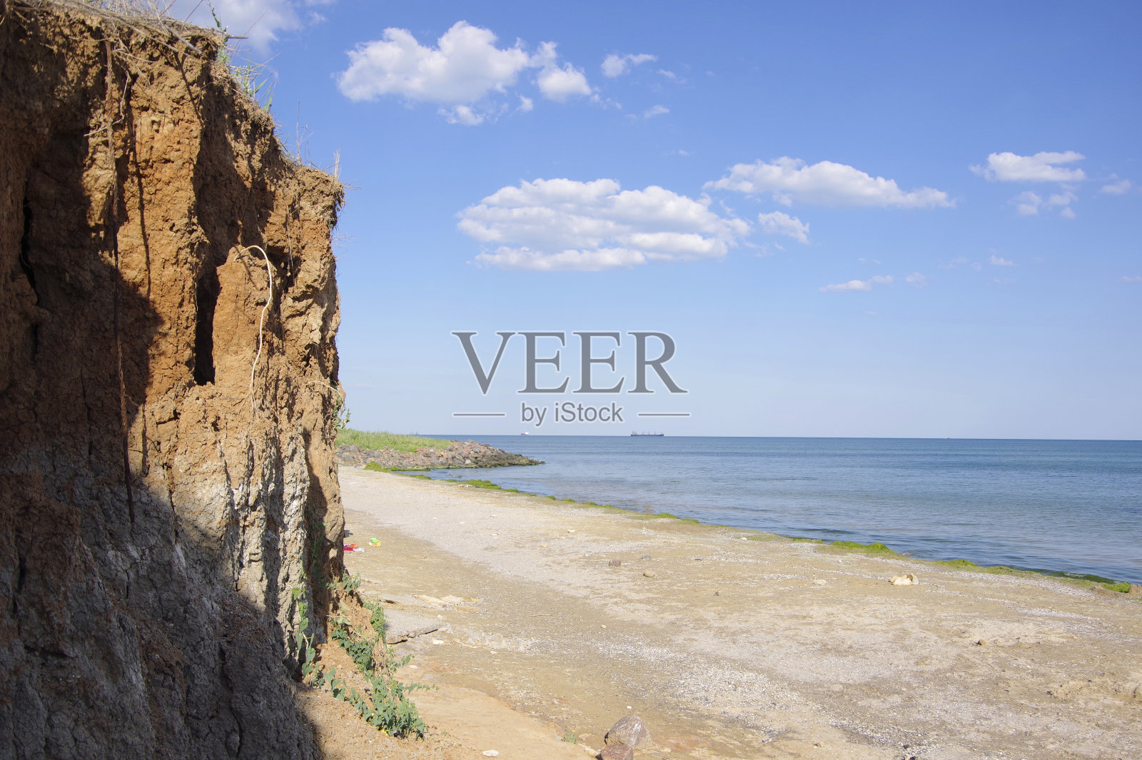 海边的悬崖。敖德萨地区丘陵海岸。照片摄影图片