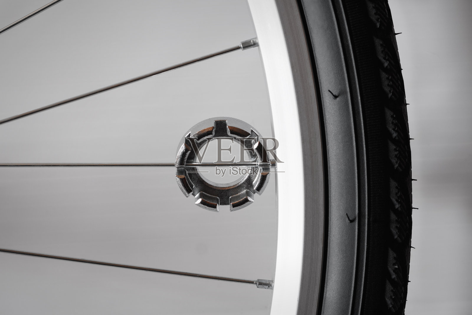 自行车辐条扳手。照片摄影图片