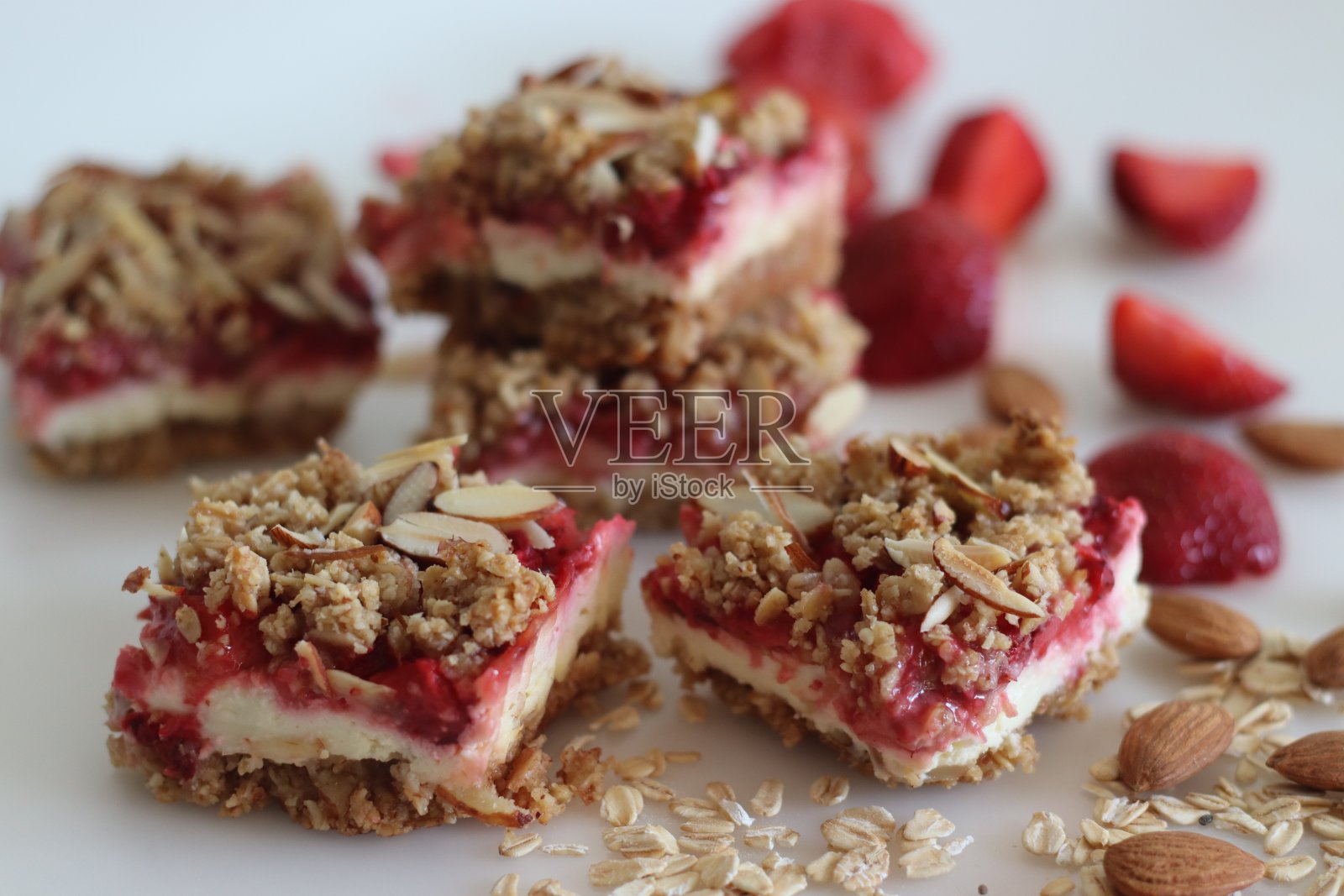 草莓燕麦杏仁早餐棒。没有面粉的早餐棒,有燕麦片、杏仁、奶油奶酪和新鲜草莓。照片摄影图片