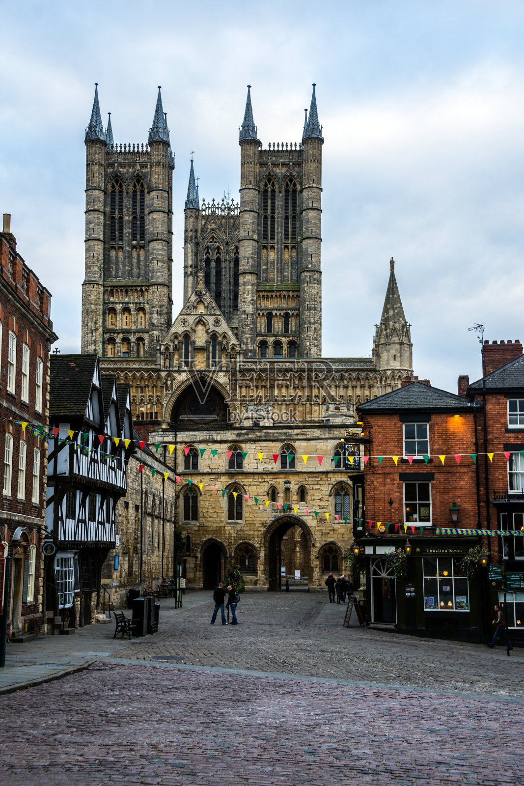 英格兰林肯大教堂上空的蓝天照片摄影图片