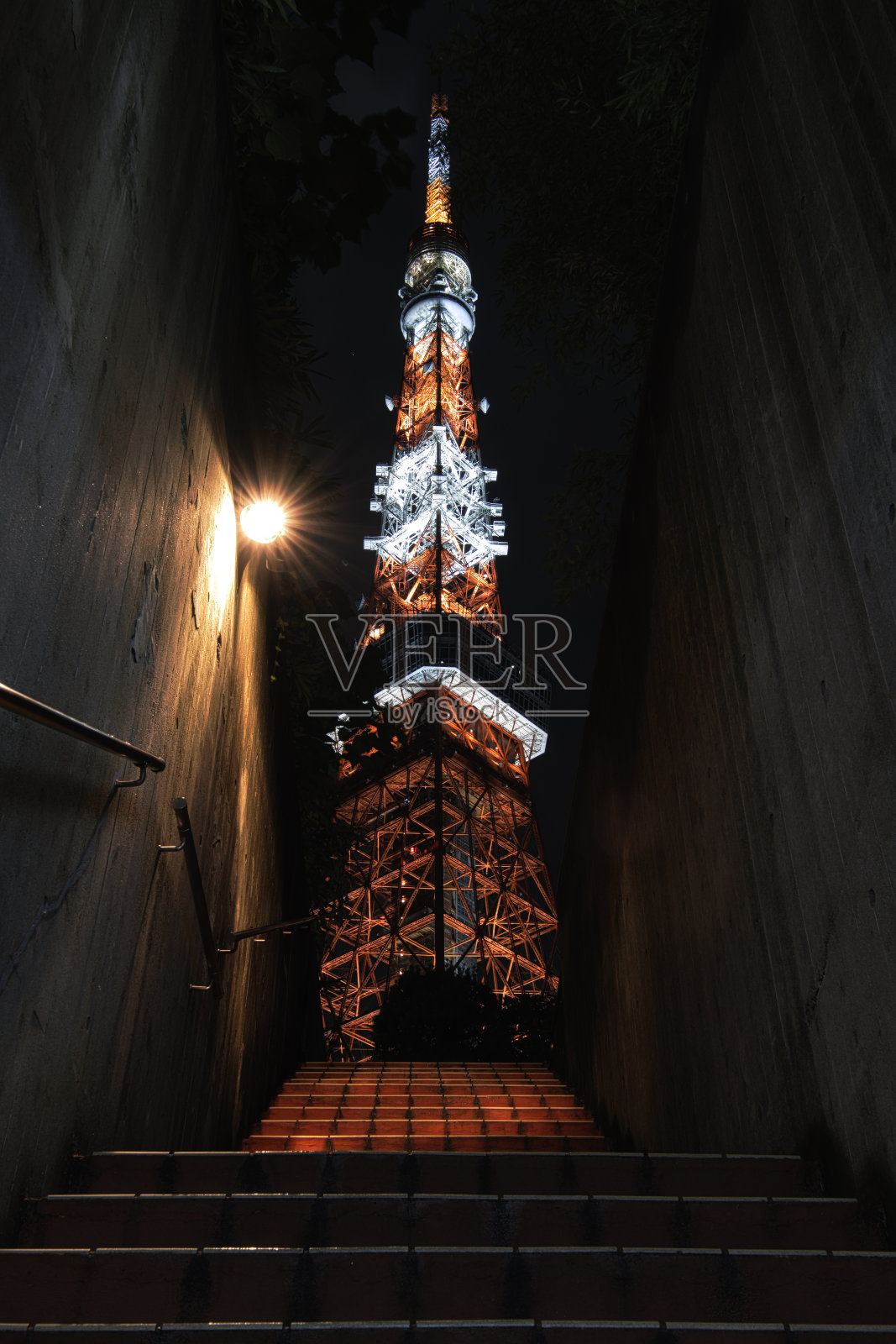 日本夜间被照亮的东京塔的垂直低角度拍摄照片摄影图片