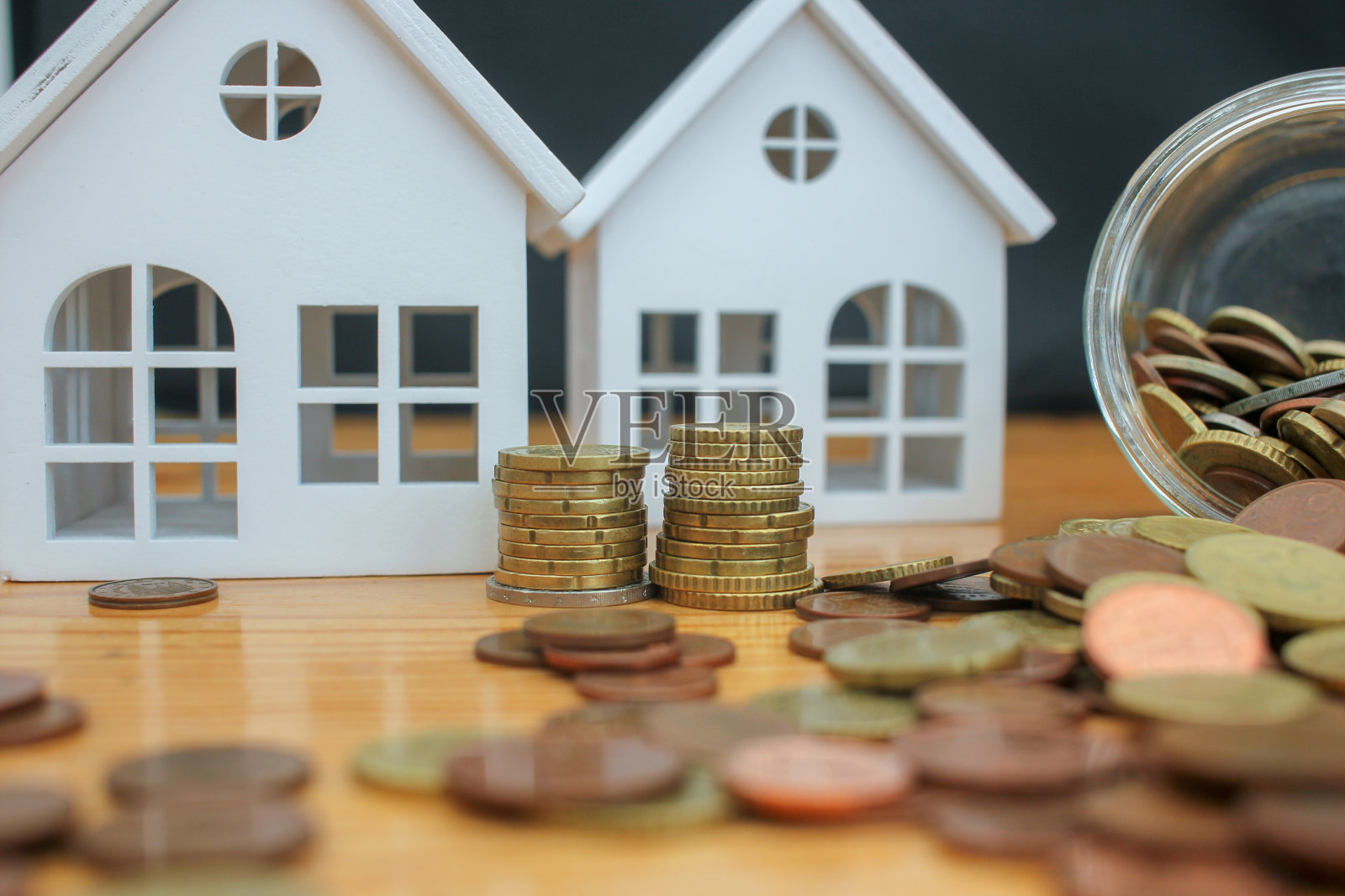 把欧元放在桌上买房子照片摄影图片