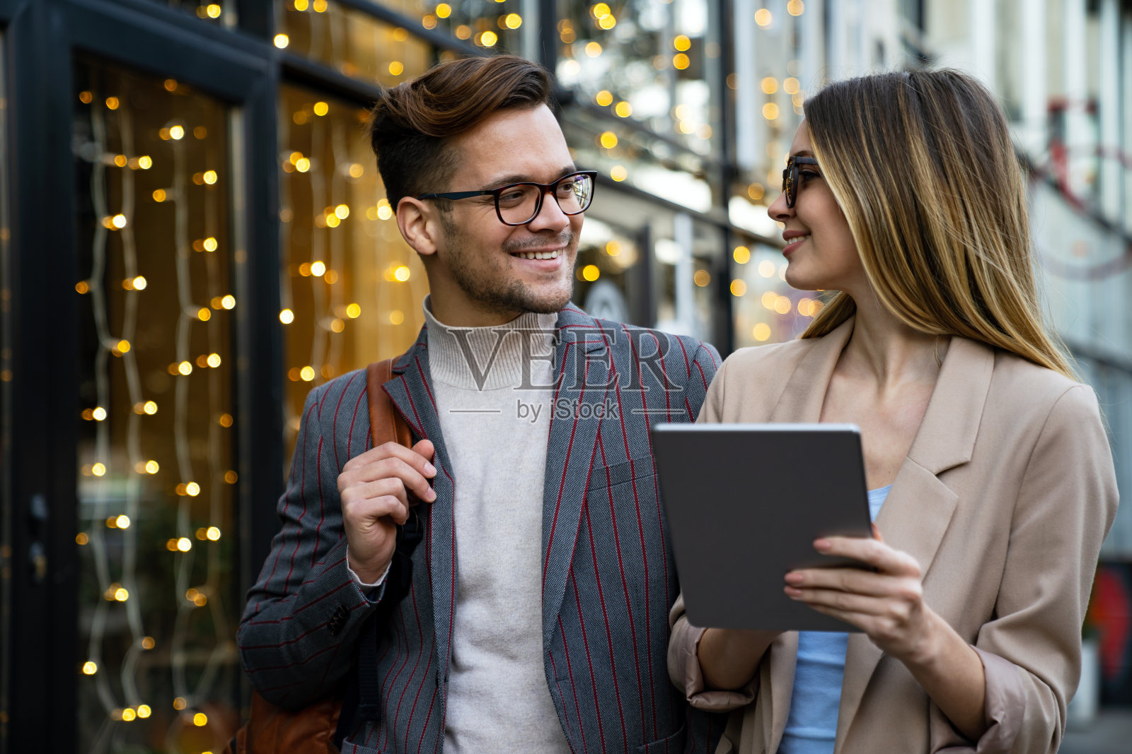 两位富有创意的商务人士正在使用数字平板电脑制定社交媒体策略照片摄影图片