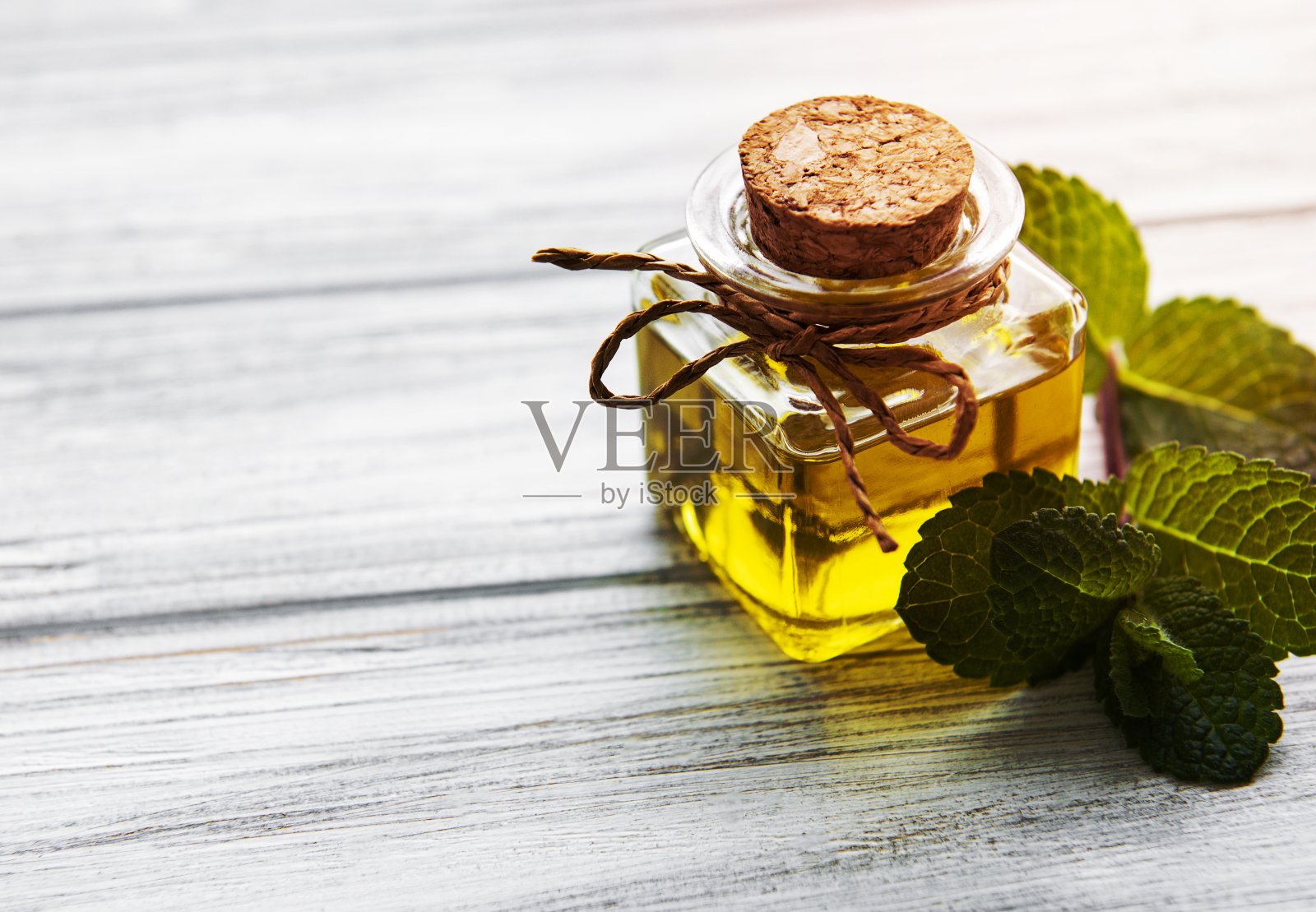 薄荷香薰精油照片摄影图片