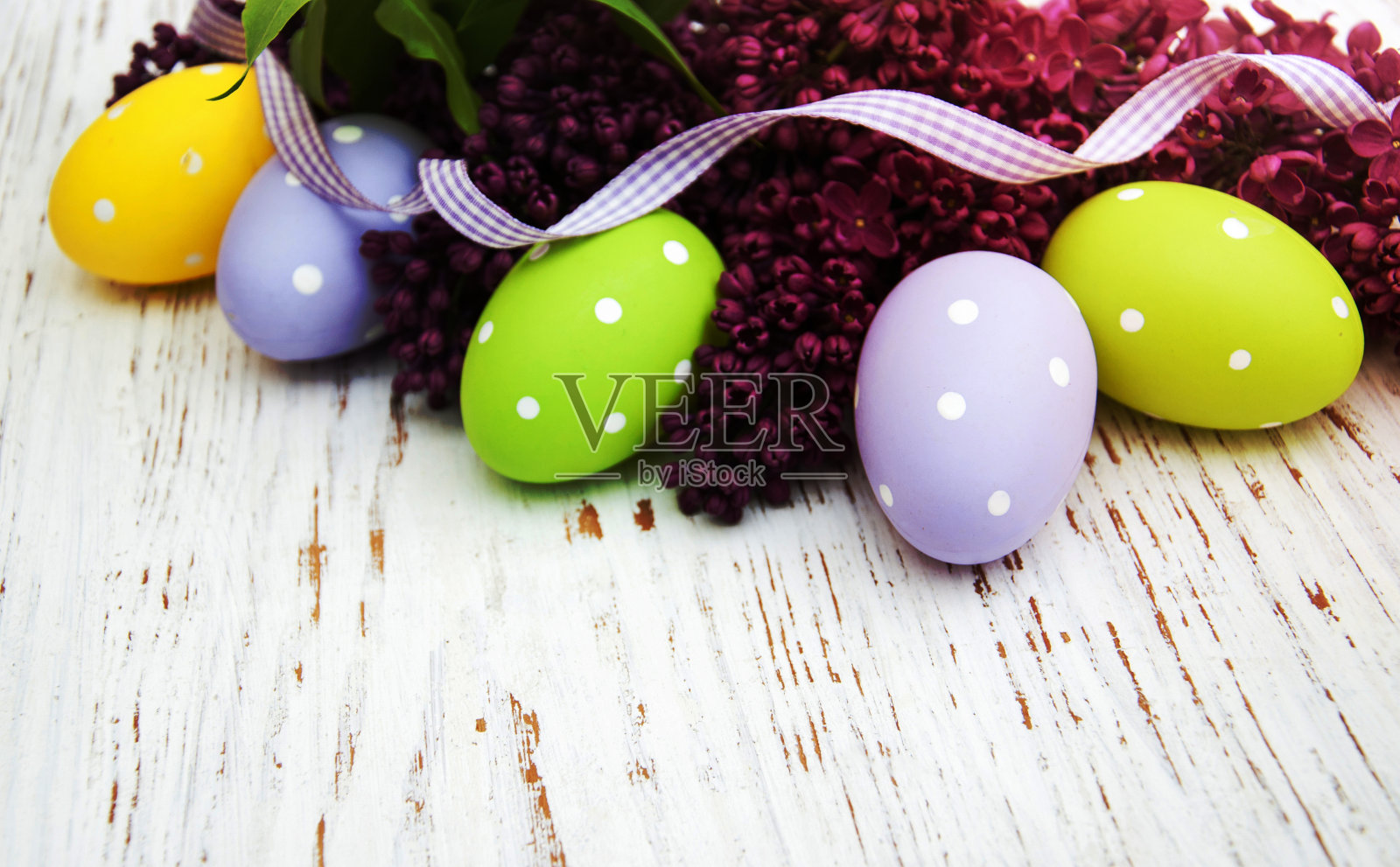 复活节彩蛋和新鲜的紫丁香花照片摄影图片