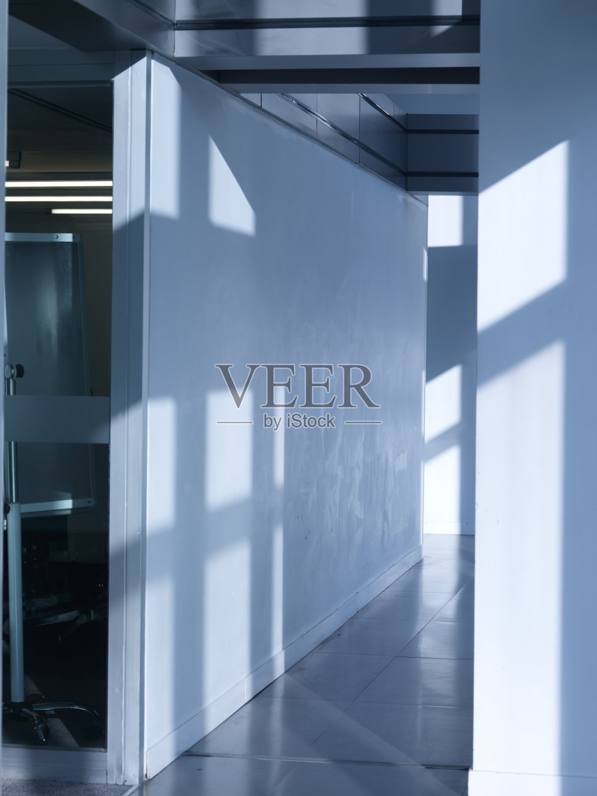 办公楼走廊,大窗户通过日光照片摄影图片