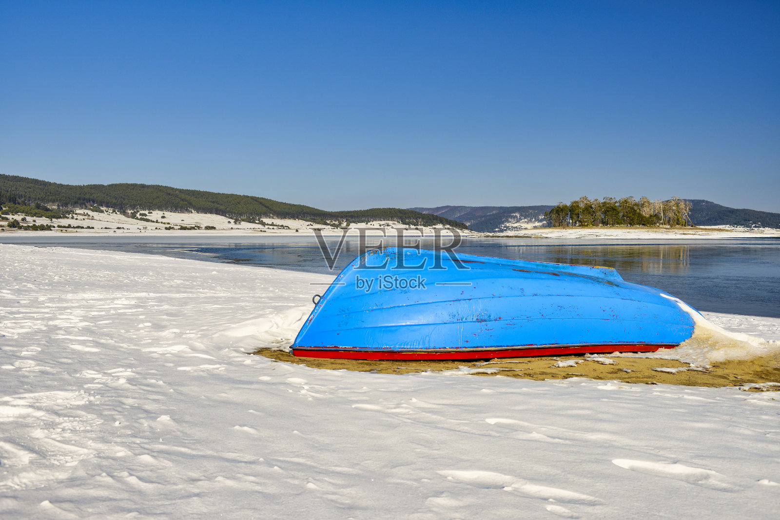 冬季,巴塔克山坝岸边的小船照片摄影图片