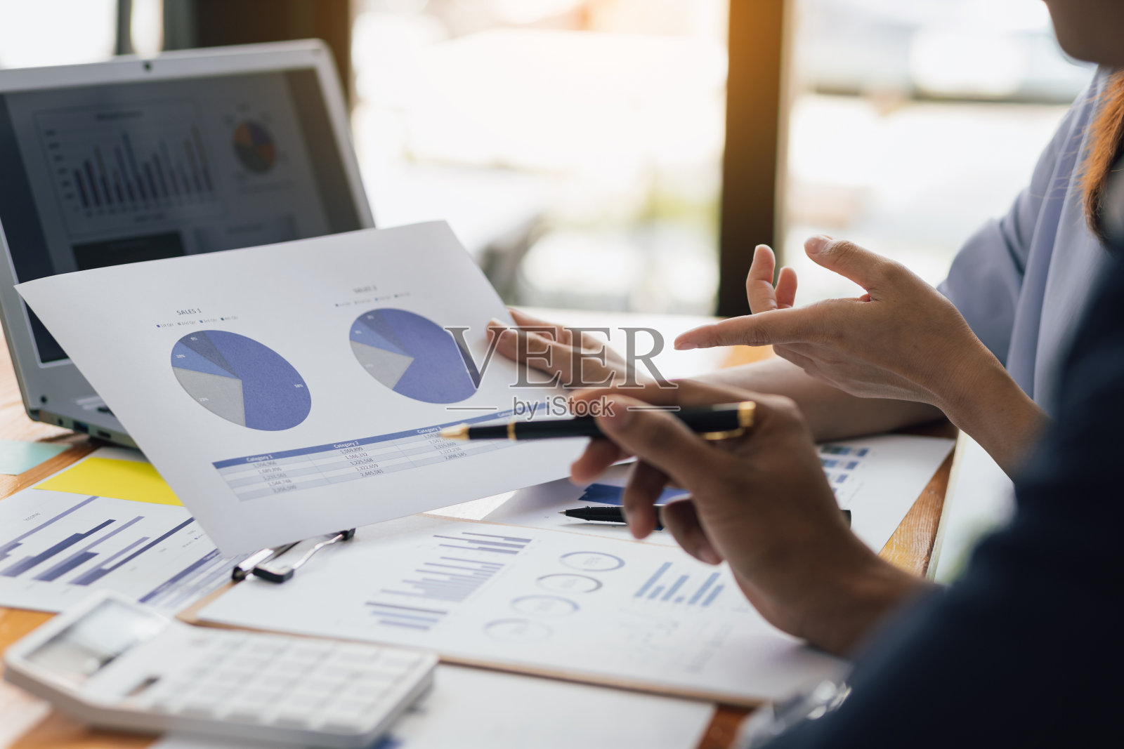 启动业务会议,讨论战略分析,营销计划,分析业务报告中的图表。照片摄影图片