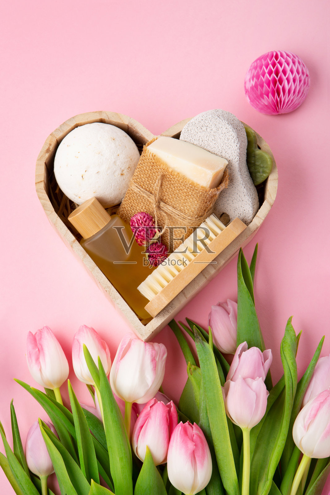 天然生态友好的家庭水疗产品在粉红色的背景。照片摄影图片