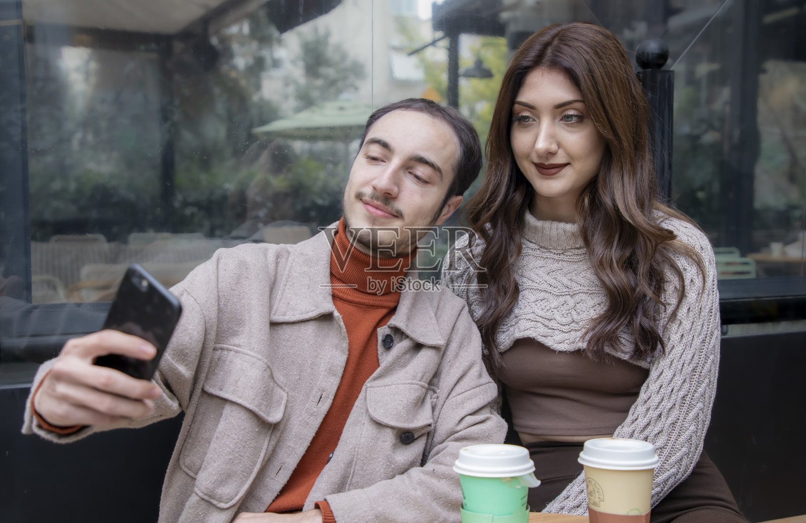 两个好朋友在咖啡馆自拍照片摄影图片