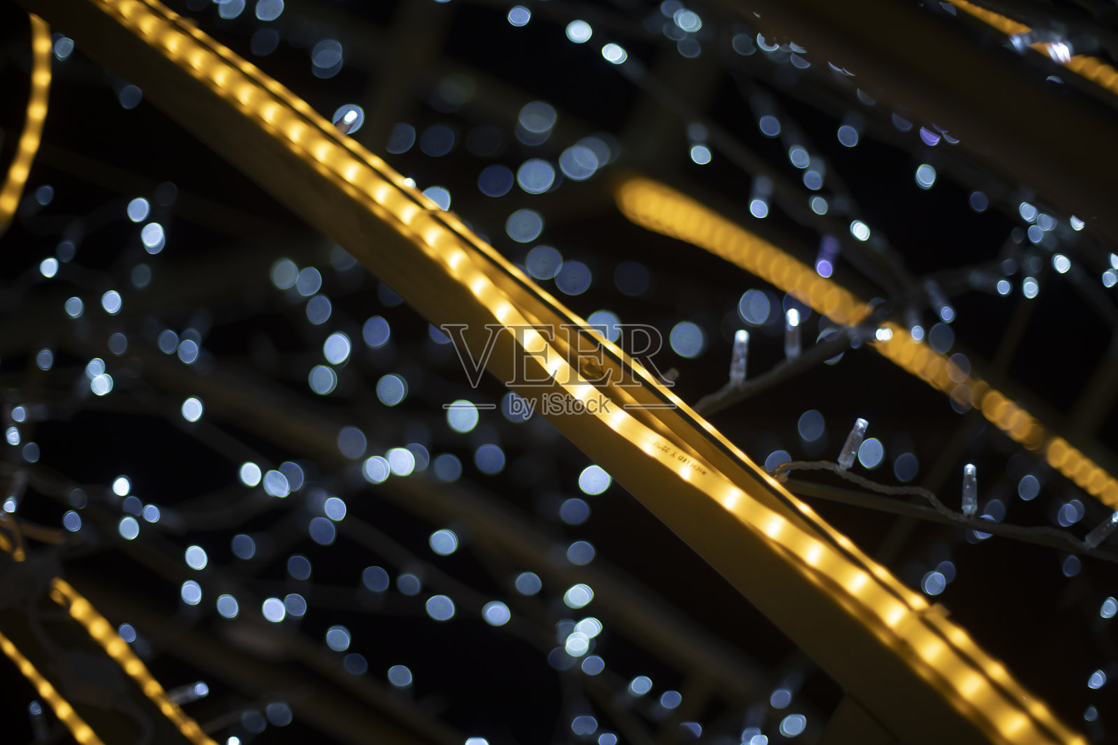 LED串灯。带灯胶带。灯光背景。照片摄影图片