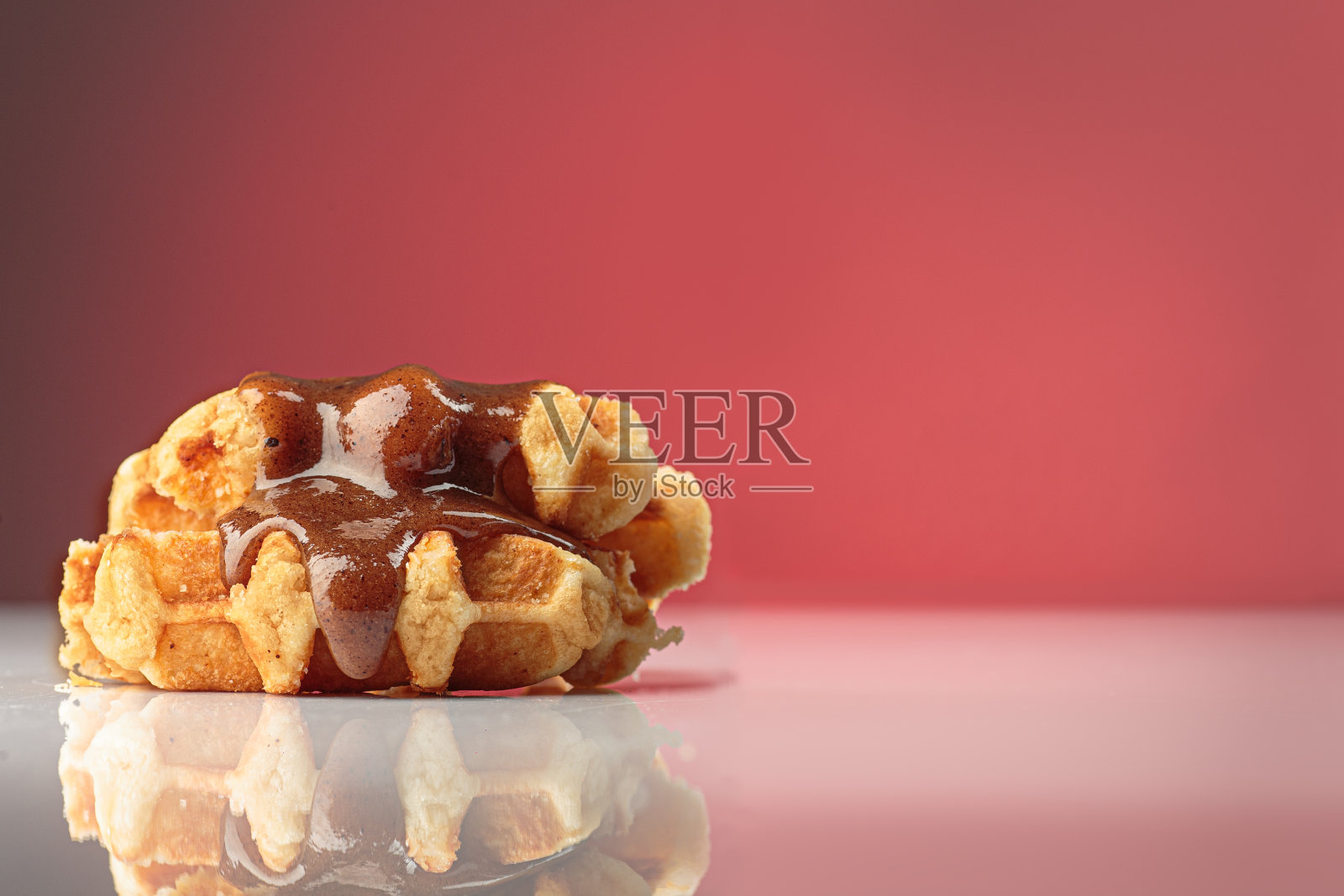 粉色背景的比利时华夫饼照片摄影图片