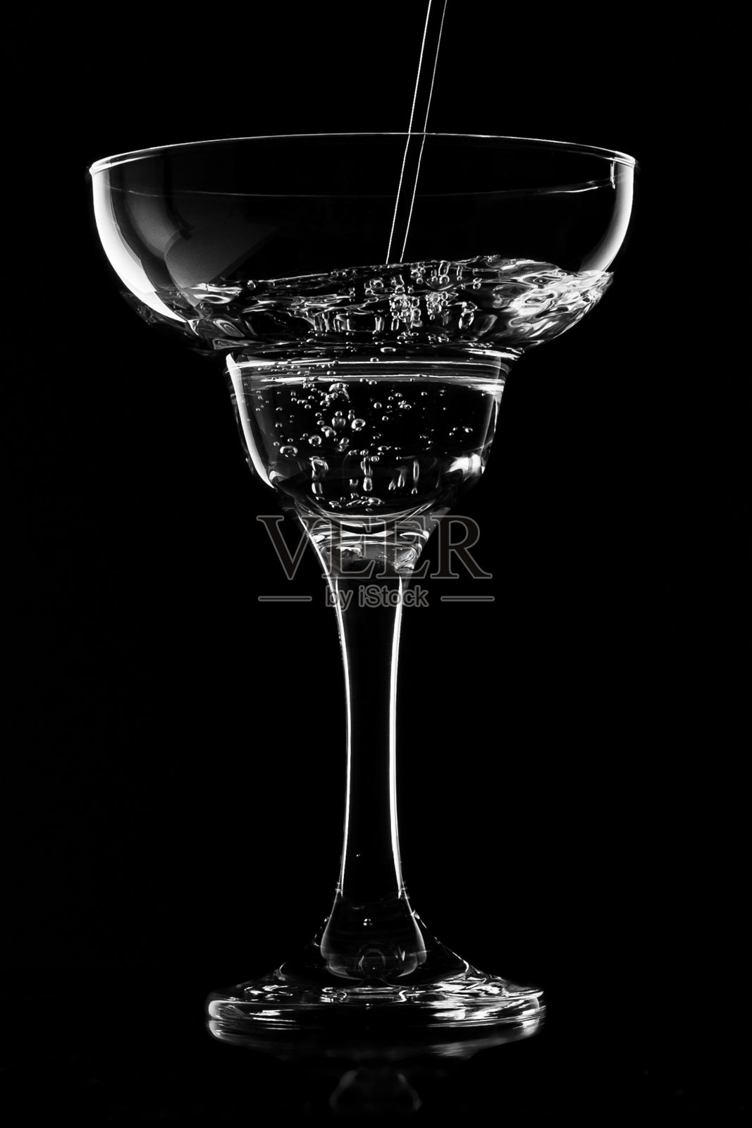 苦艾酒,黑色背景照片摄影图片