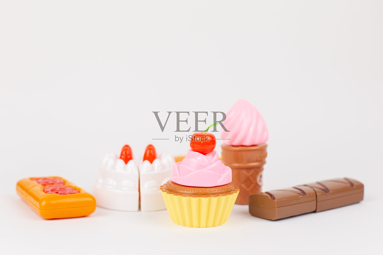 不同的儿童玩具塑料玩具在白色的背景照片摄影图片