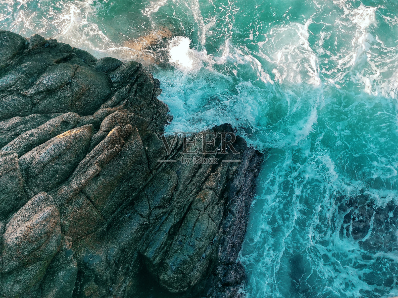 在岩石和大海之间照片摄影图片