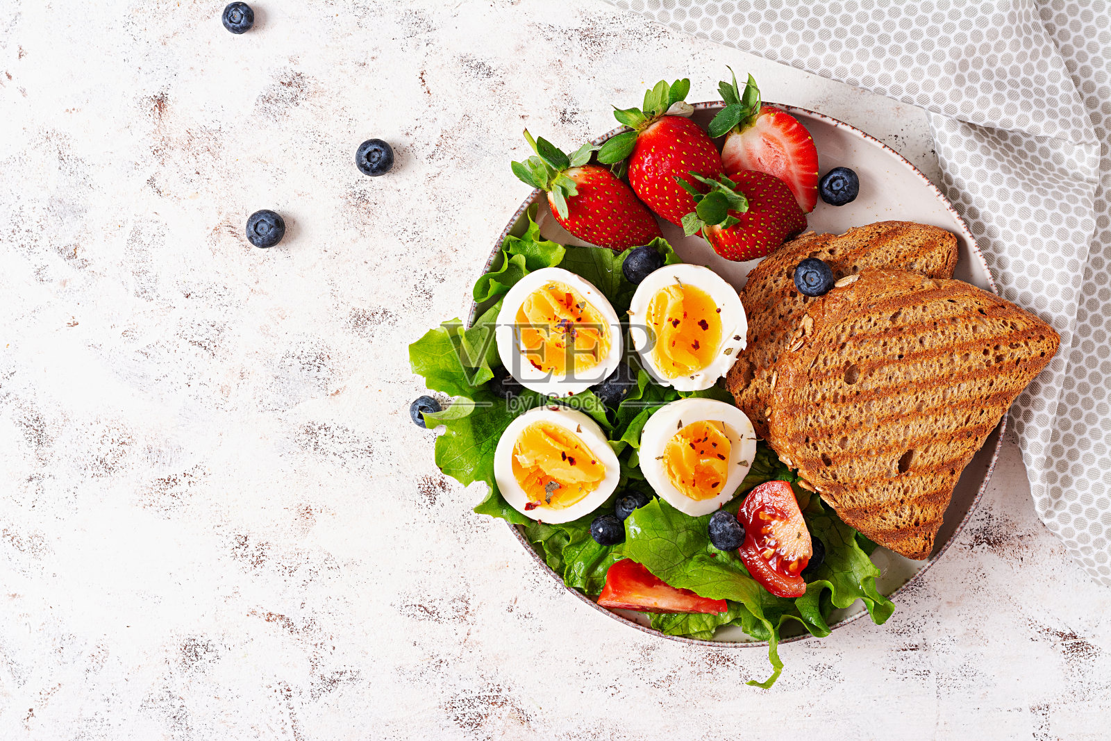 健康的早餐。吐司配草莓和鸡蛋。健康均衡的食物。俯视图,平面布局照片摄影图片