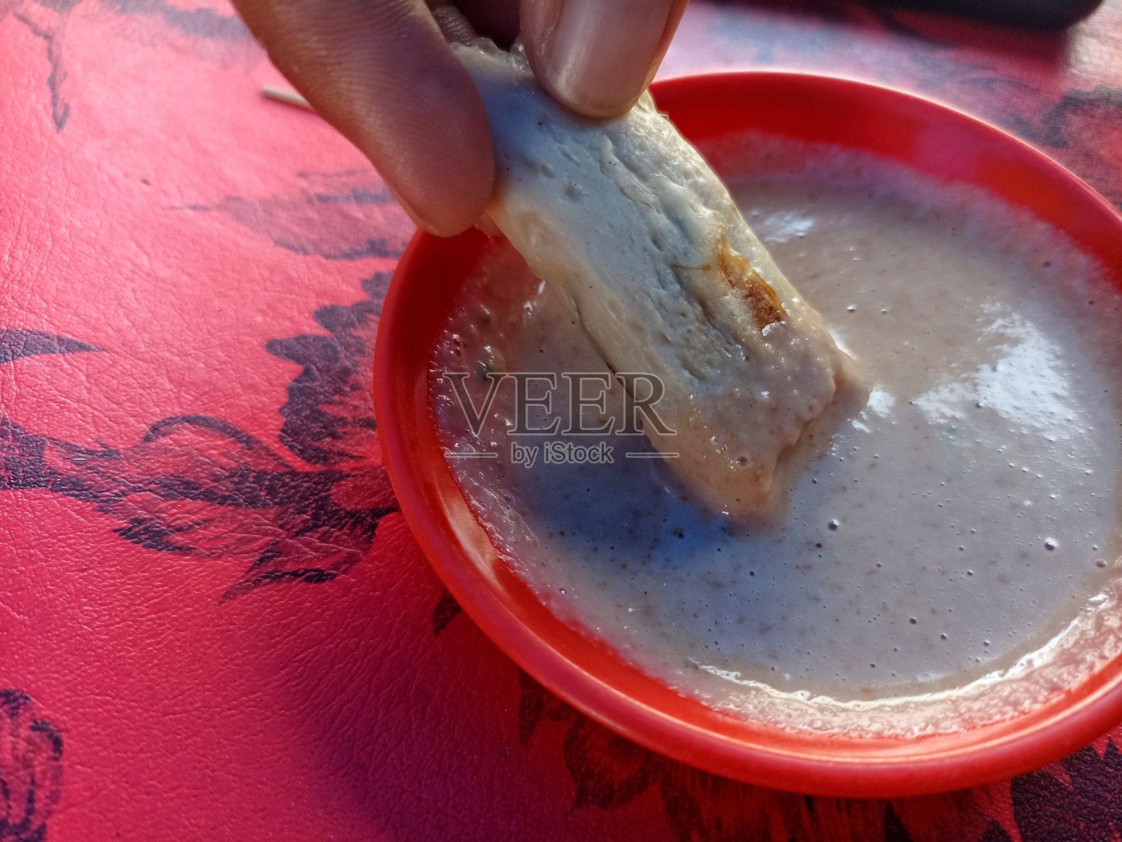 印尼特有的食物叫奥塔克——用香蕉叶包裹的奥塔克照片摄影图片