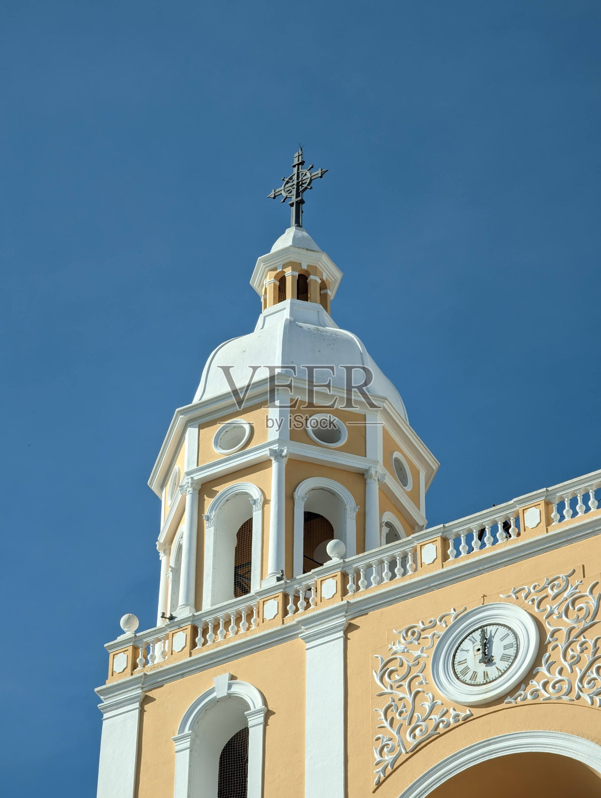 低角度拍摄弗洛里亚诺波利斯大都会大教堂,前景是一座钟塔照片摄影图片