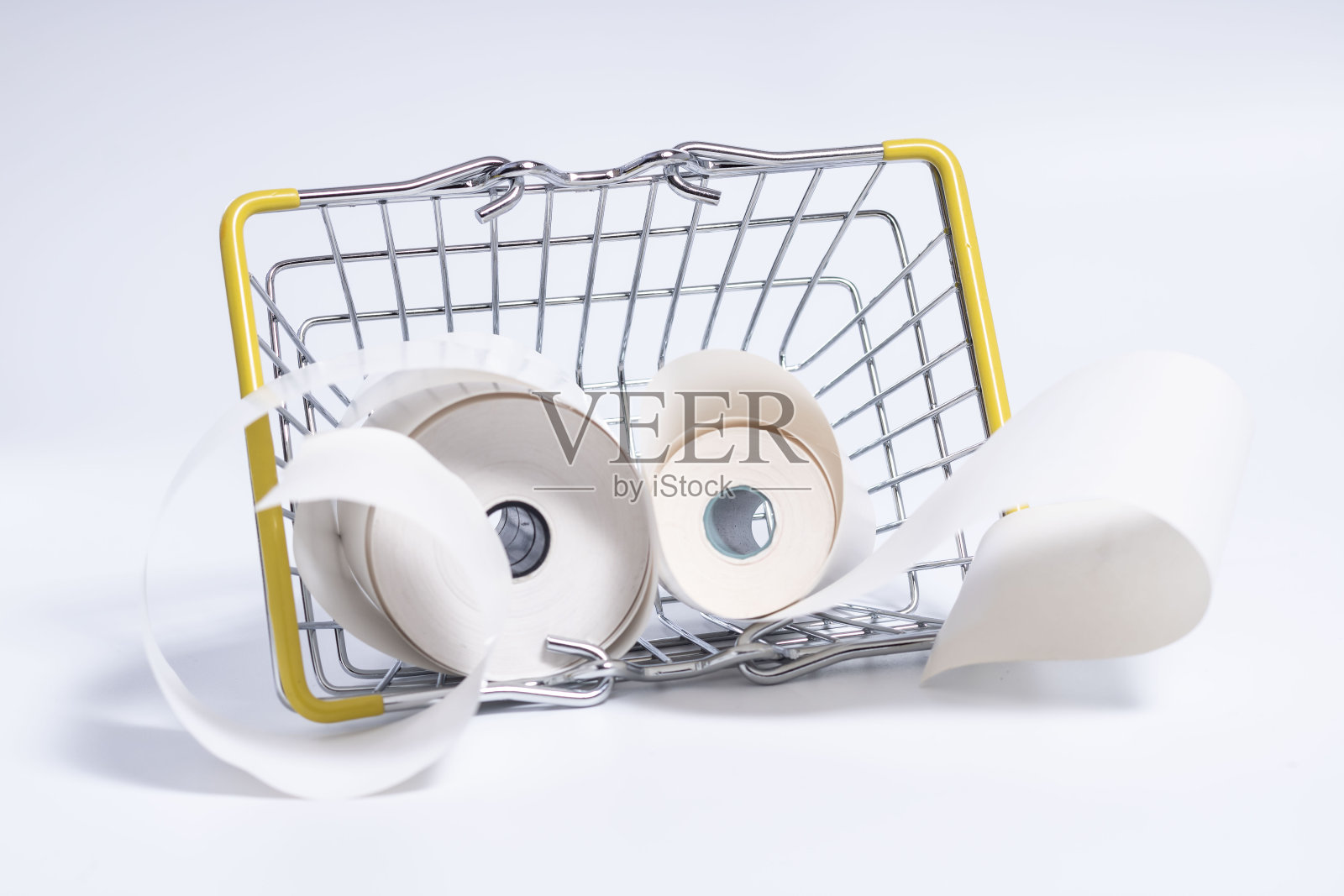 检查纸张卷在一个金属迷你篮购物在白色水平背景照片摄影图片