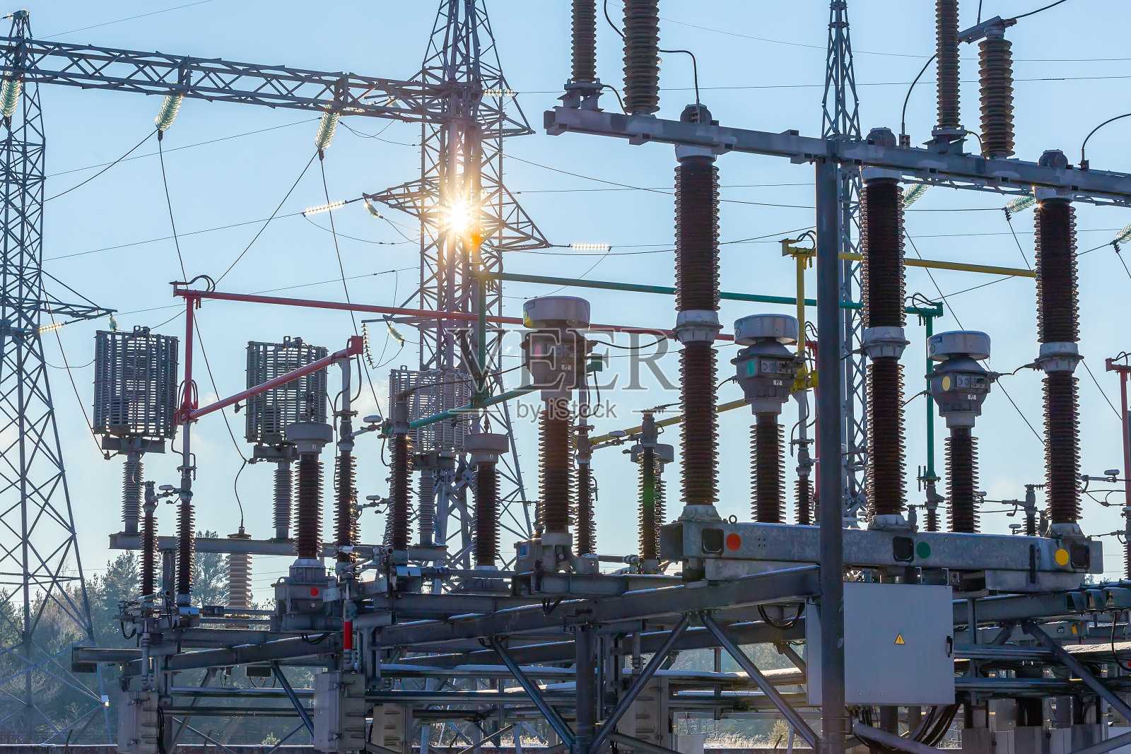 电气变压器,升压或降压设备,高压发电厂照片摄影图片