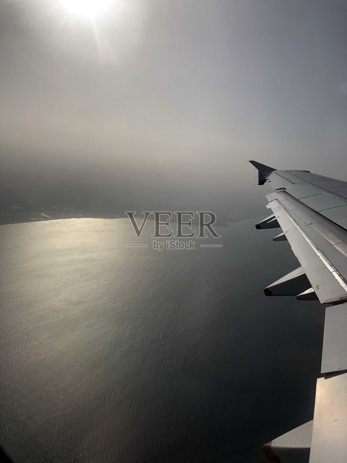 从飞机舷窗座位看到的海洋景色照片摄影图片