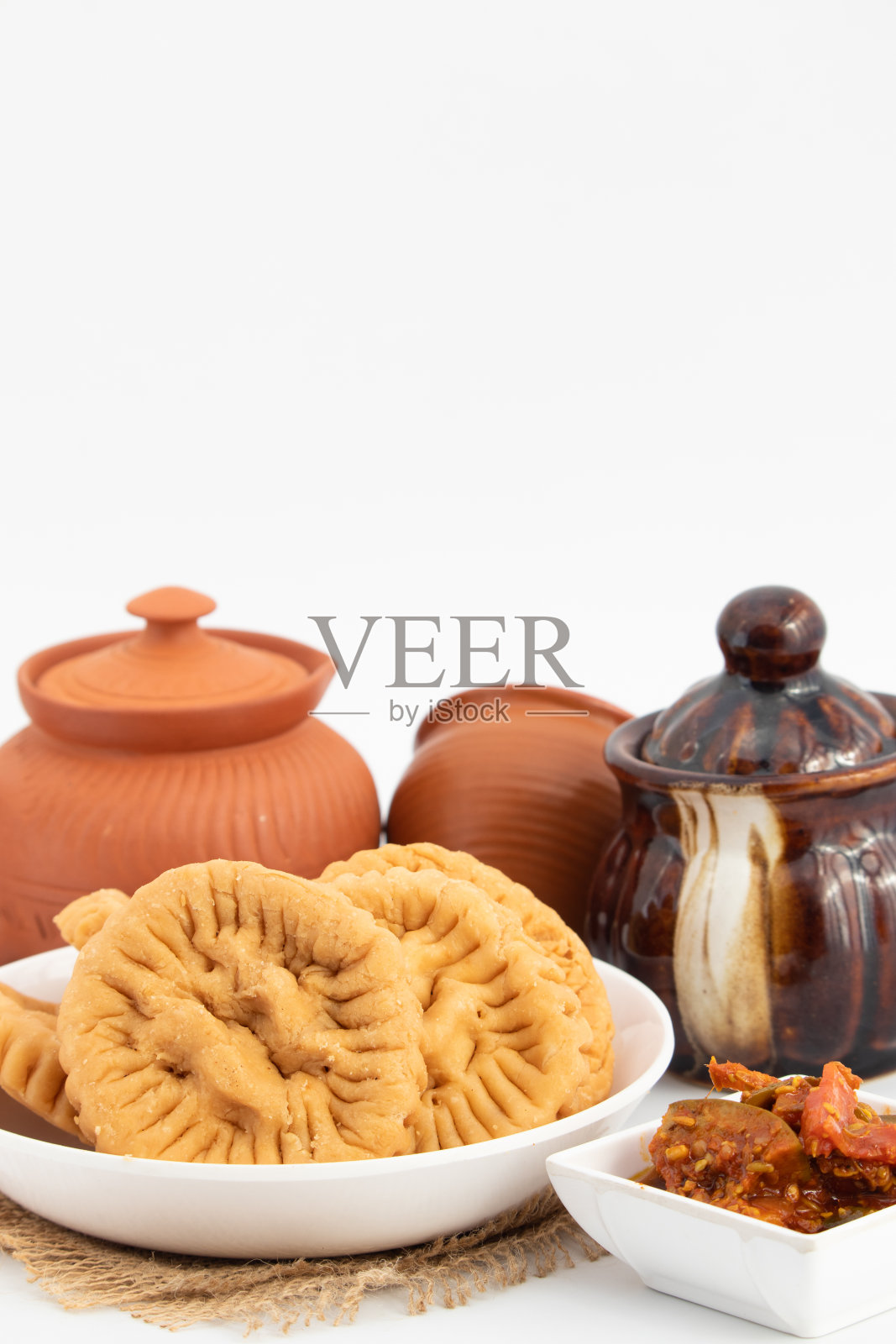 也被称为Matthi, Mathiya, Mathi, Farsi Poori, Farsan, Pharsa或Mathari是著名的茶时间,无麸质零食主要在排灯节,洒红节,Karwa Chauth等节日期间消费照片摄影图片