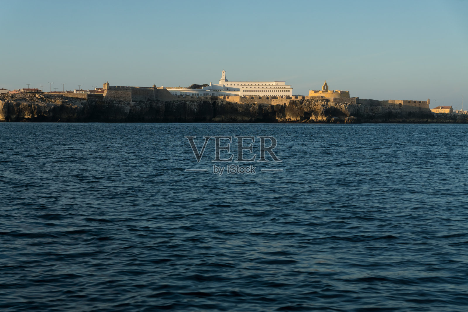 佩尼西要塞和卡沃埃罗海角悬崖从大西洋海岸,葡萄牙照片摄影图片
