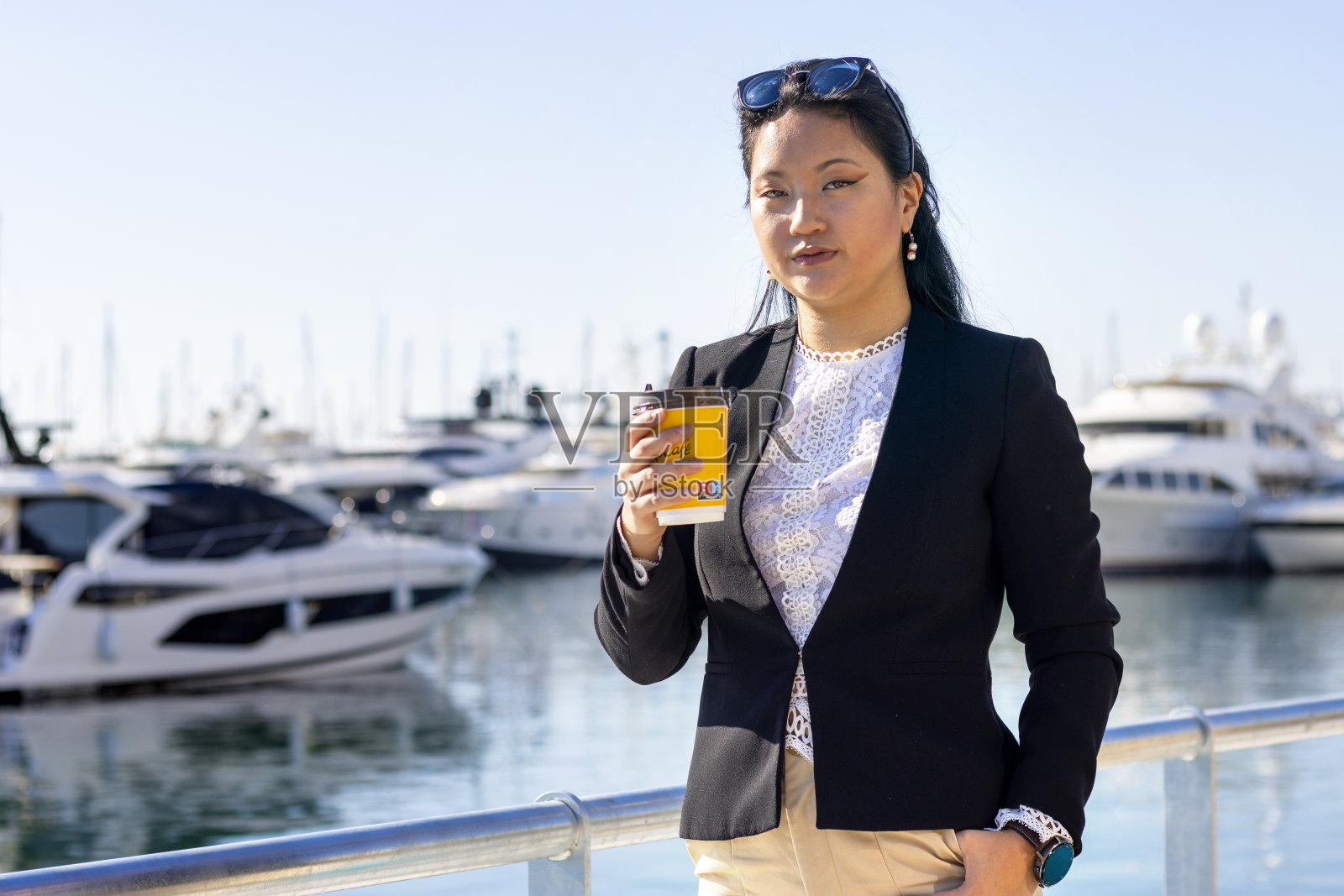 年轻微笑的亚洲女商人企业家,优雅的职业公司经理,成功的女商人行政领导穿着西装站着照片摄影图片