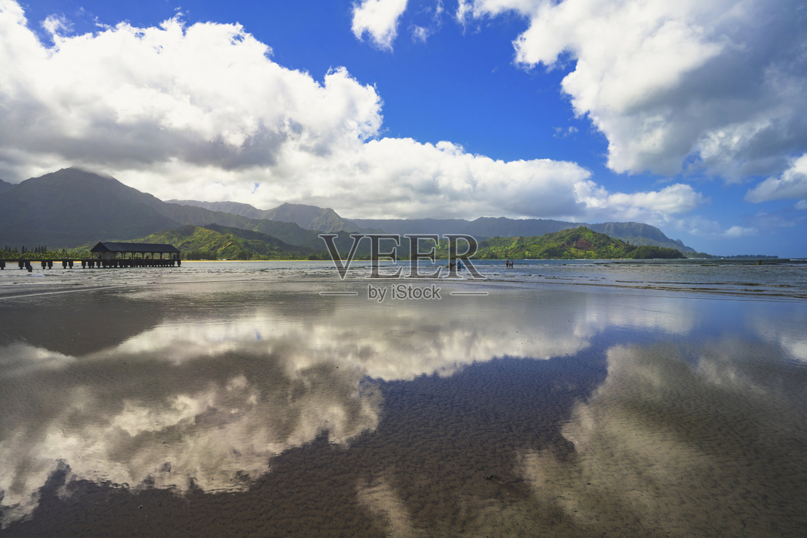 哈纳雷海滩与美国夏威夷考艾岛的云景照片摄影图片