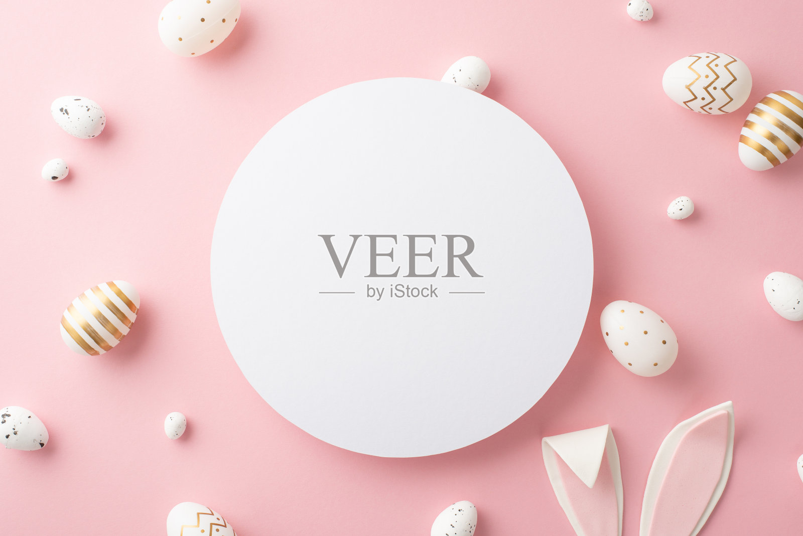 复活节庆祝概念。顶部视图照片的白色圈金色复活节彩蛋和复活节兔子耳朵在孤立的粉彩粉红色背景与空白照片摄影图片