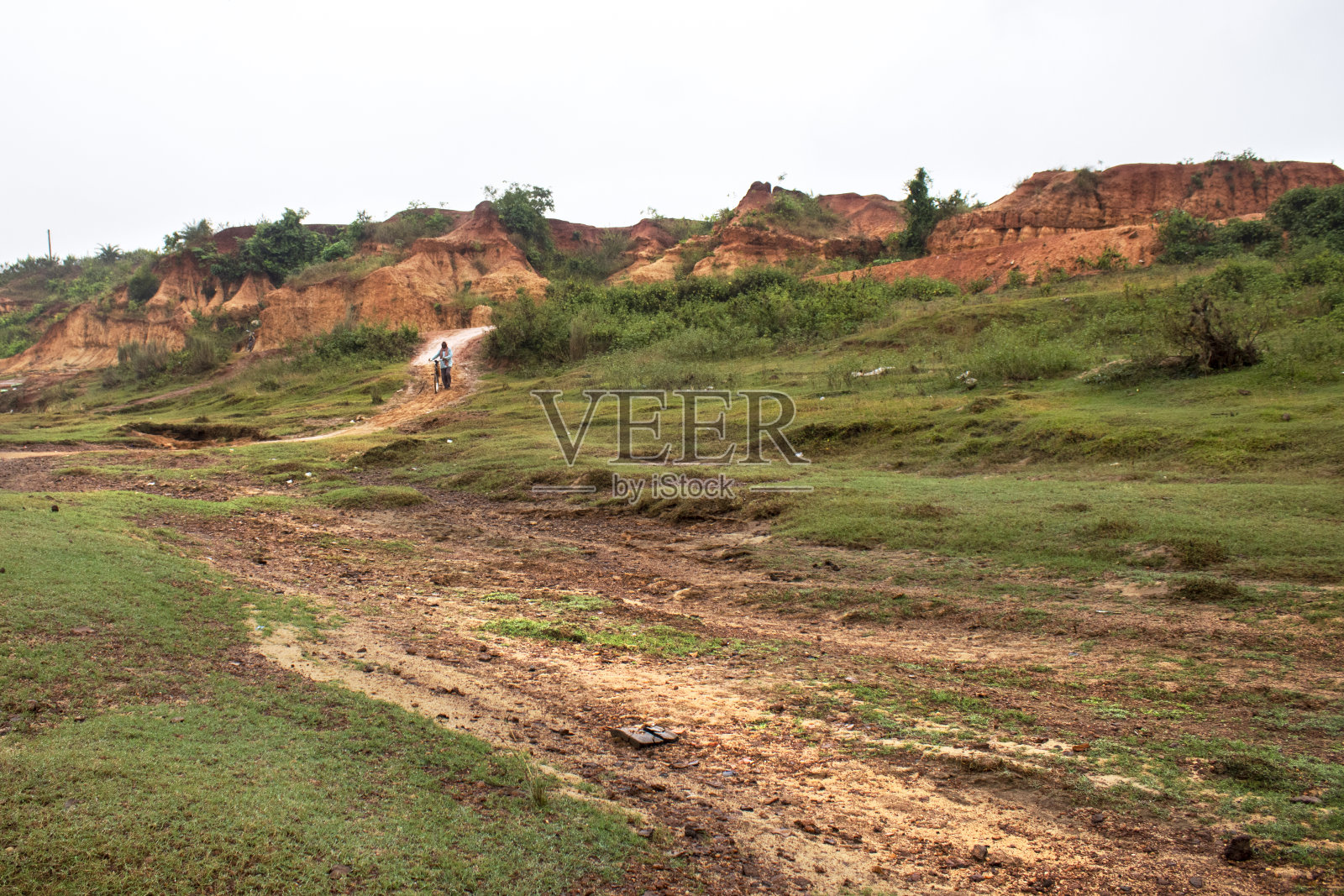 位于西孟加拉高原地区gangani的Shilabati河岸边的Kacha公路照片摄影图片