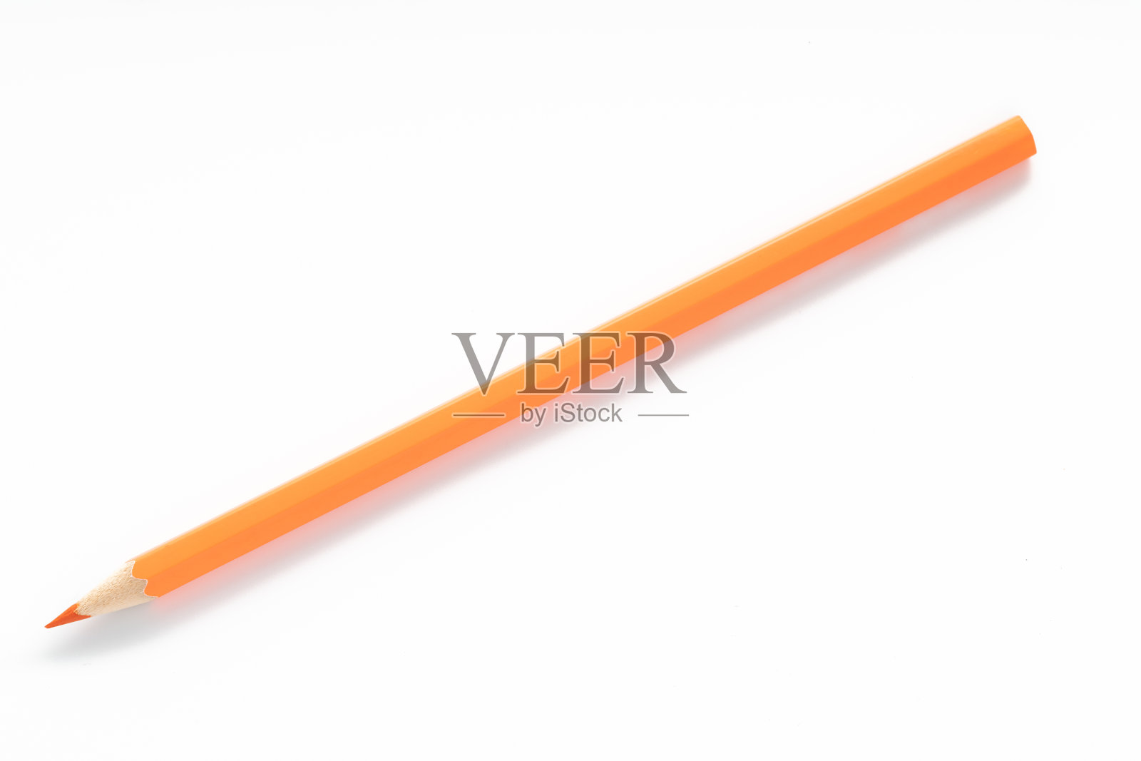 白色背景上橙色铅笔的特写视图照片摄影图片