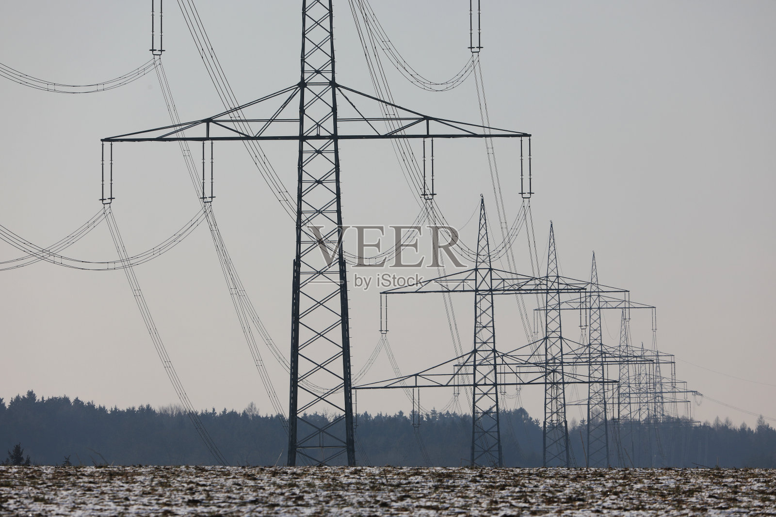 德国南部高压电线电缆输送电力的电力塔视图照片摄影图片