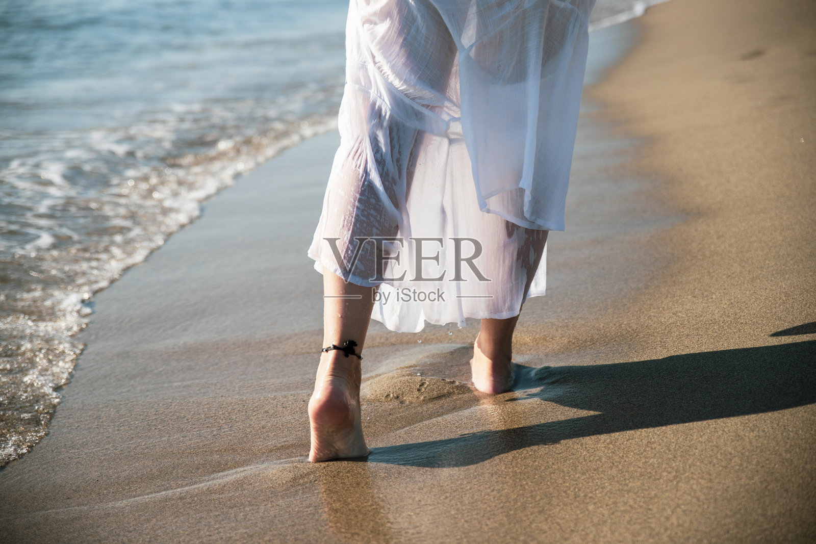 走在海滩上照片摄影图片